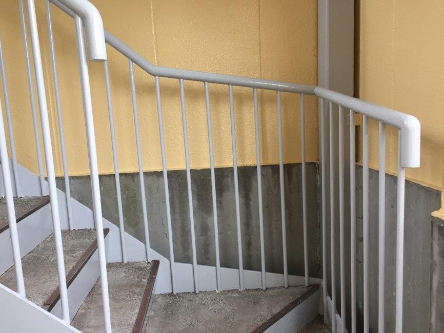 外階段手摺の上塗り塗装