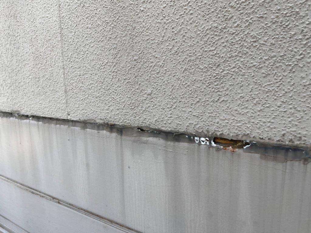 劣化した外壁目地のコーキング