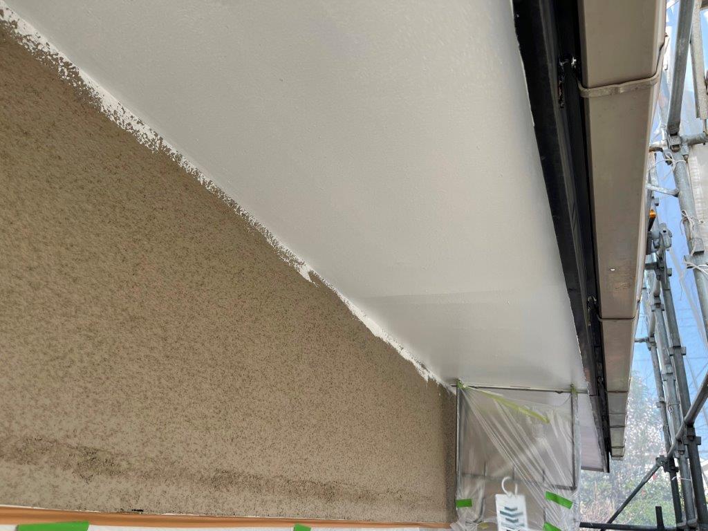軒天の中塗り塗装