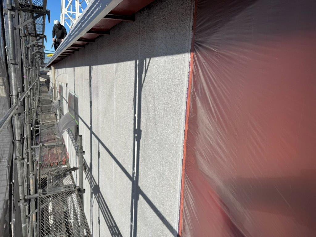 モルタル外壁の下塗り塗装中の様子