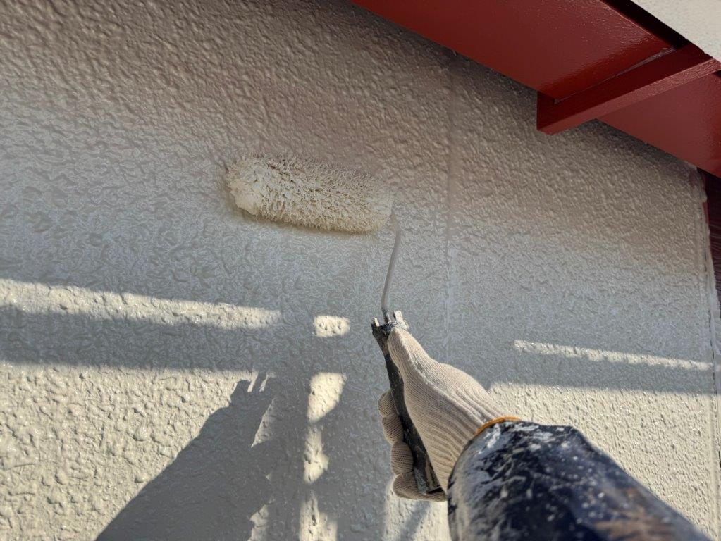 外壁の上塗り塗装中