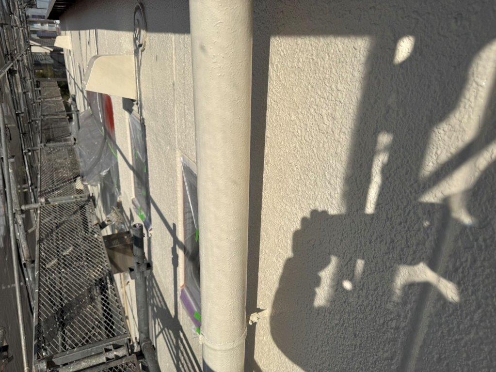 塩ビ排水管の中塗り塗装