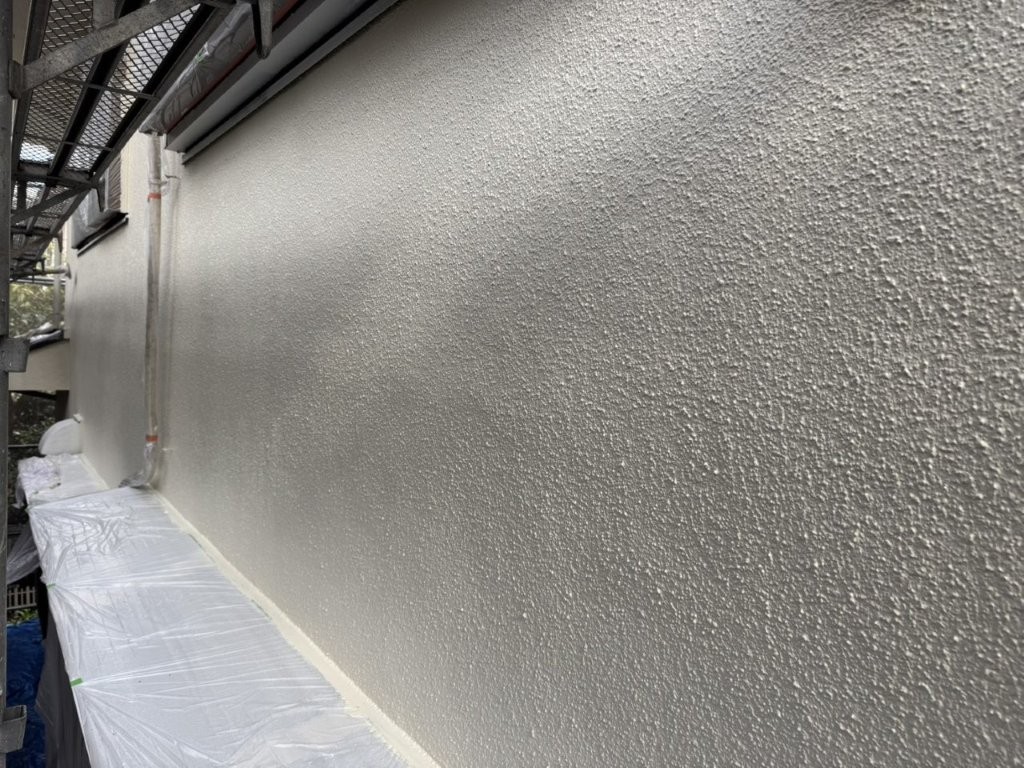 東京都町田市K様邸 外壁上塗り塗装（主材2回目）施工中の様子｜プレミアムシリコン3分艶仕上げ