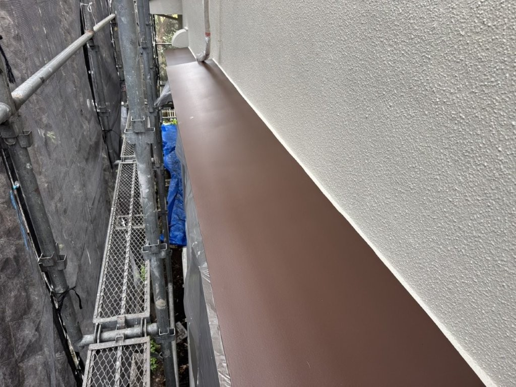 鉄部庇の上塗り塗装（主材2回目）完了後の様子｜艶を抑えた3分艶仕上げで上品な印象に