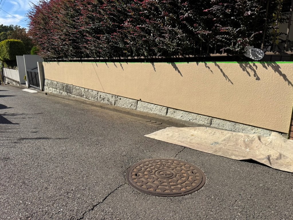 中塗り塗装が完了した門塀の状態。均一な色味と滑らかな質感が確認できる外塀の中塗り完了後の様子。